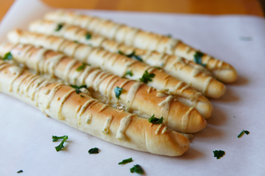 Slanci sa prelivom od soli i belog luka, Bread sticks with salty garlic glaze